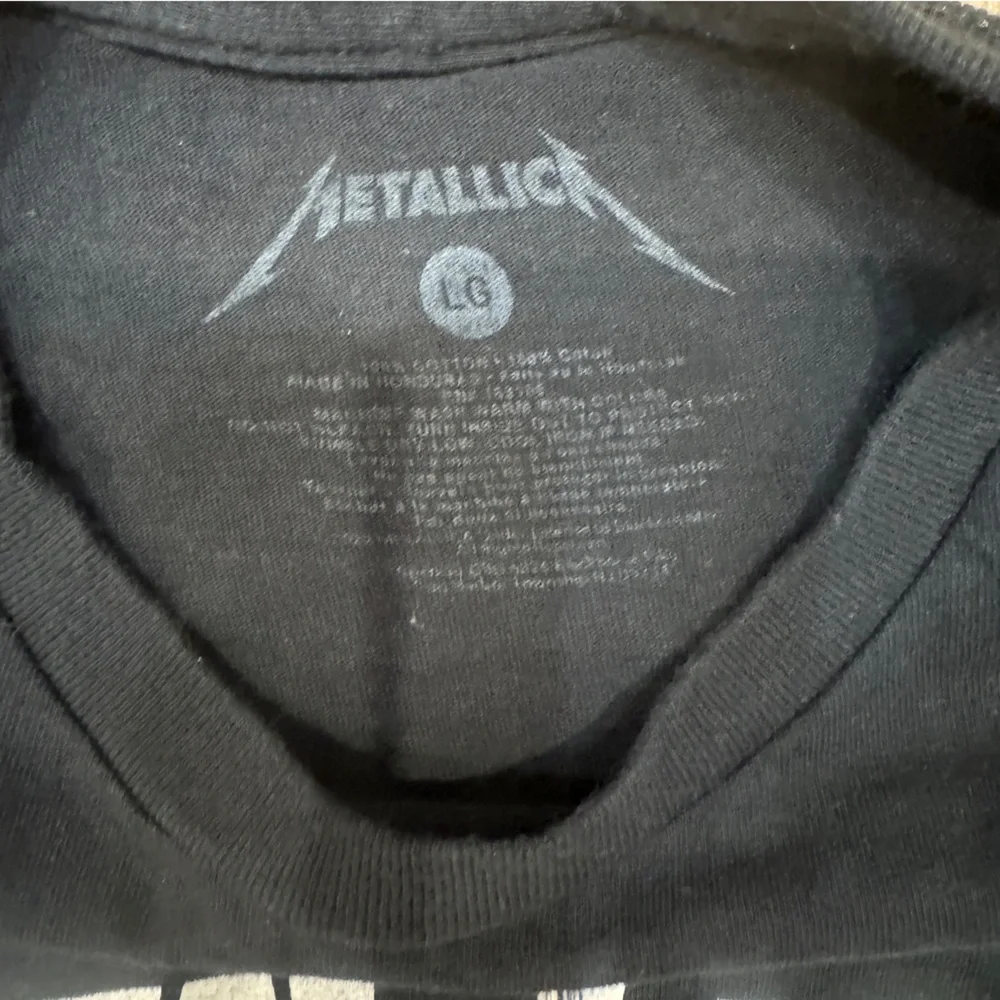 Men’s Large graphic print Metallica T-shirt with skull tearing through 81 - Picture 5 of 6